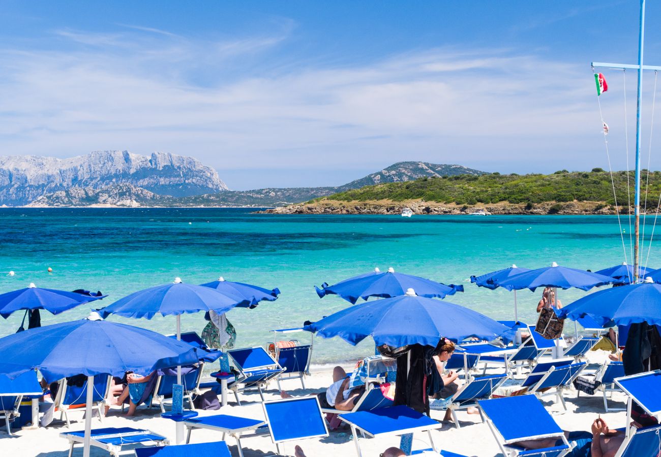 Villa Bay Pine - Blick auf den ausgestatteten Strand vor der Mietvilla in Pittulongu