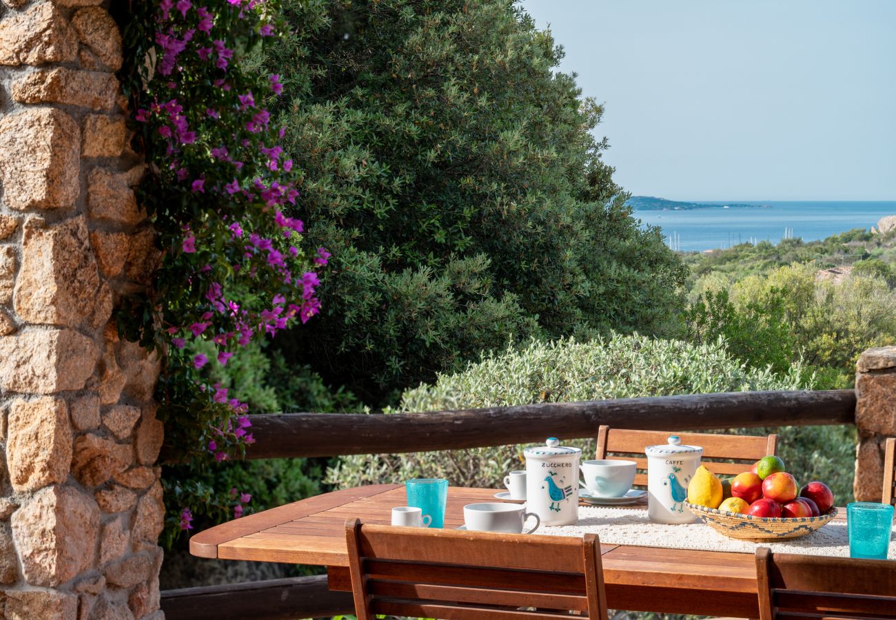 Ferienwohnung in Porto Rotondo - I Lecci 3 - Terrasse mit Meerblick und Privatsphäre in Porto Rotondo