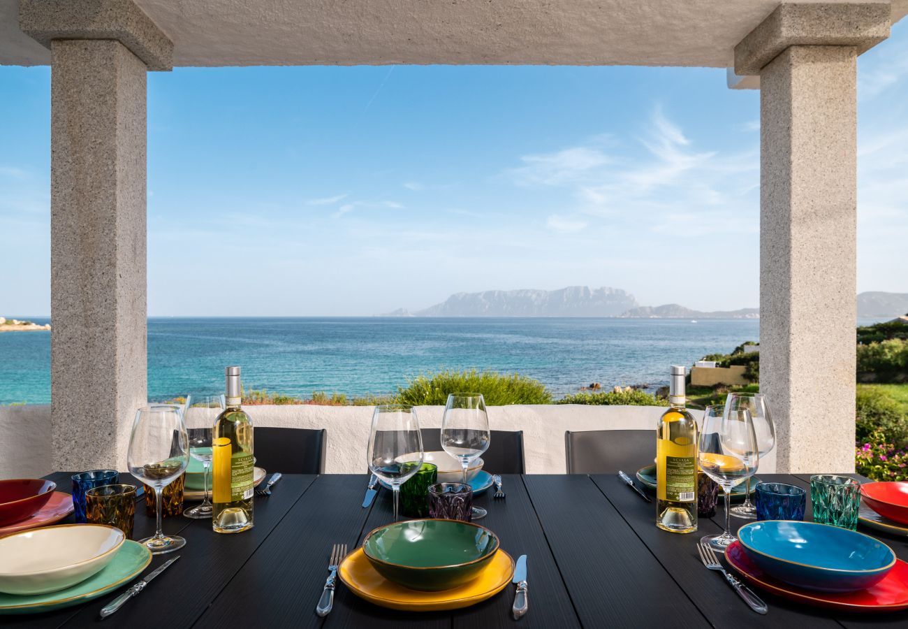 Villa Azul - Terrasse mit Meerblick für unvergessliche Abendessen in Mietvilla in Olbia