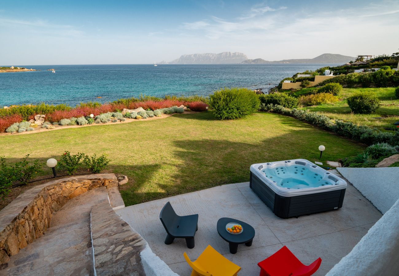 Villa Azul - Veranda mit Jacuzzi und Meerblick in Mietvilla in Olbia