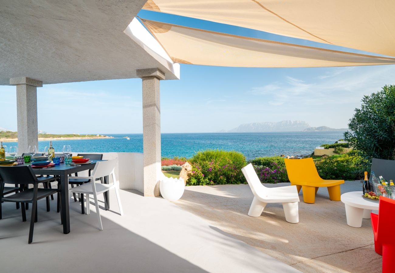 Villa Azul - möblierte Terrasse mit Meerblick im Ferienhaus auf Sardinien