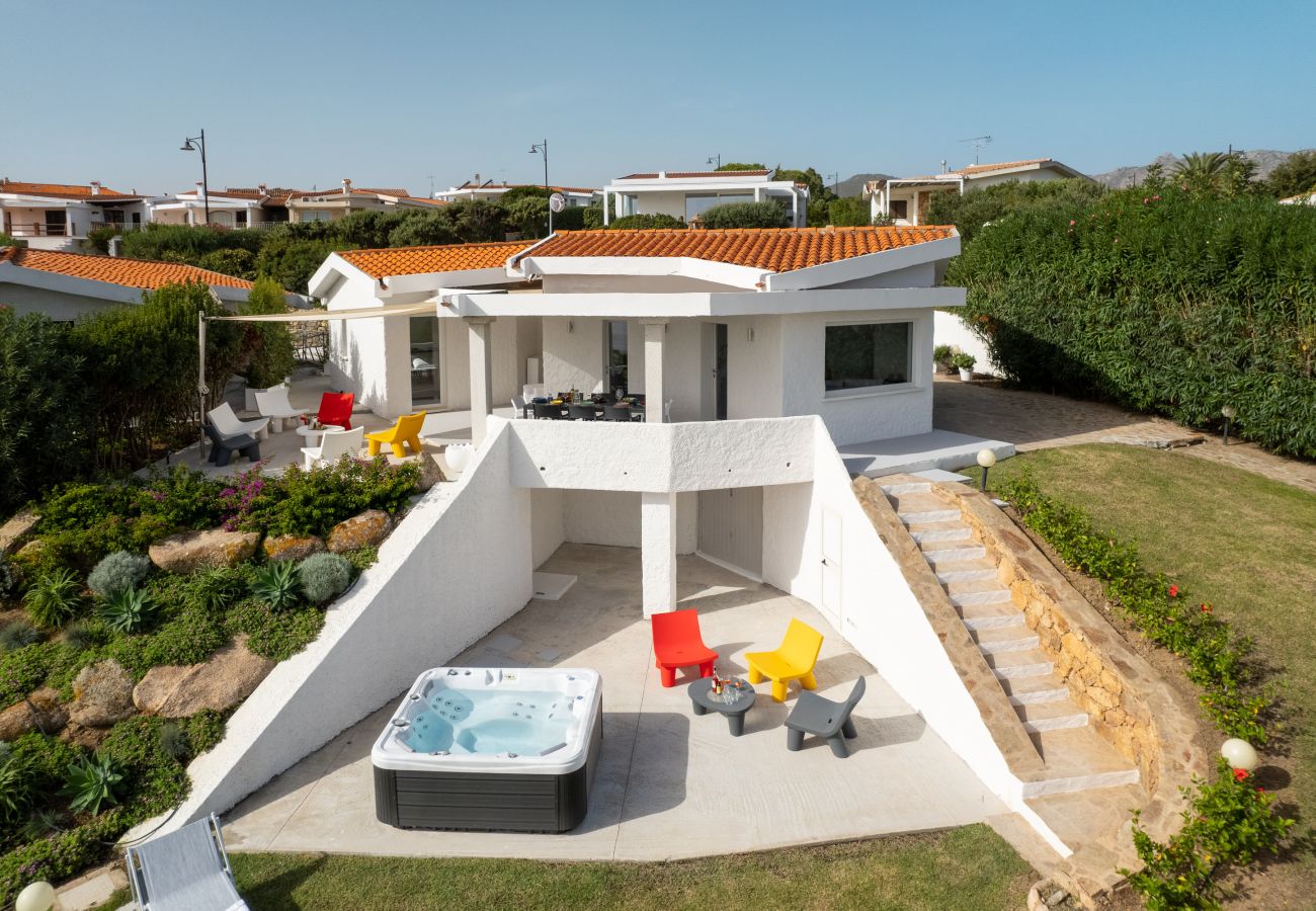 Villa Azul - Veranda mit Meerblick-Whirlpool in Mietvilla in Pittulongu