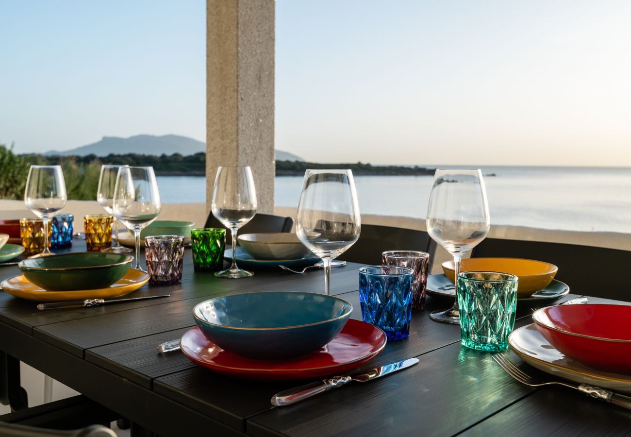 Villa Azul - Terrasse für Mittagessen mit Meerblick im Ferienhaus in Pittulongu