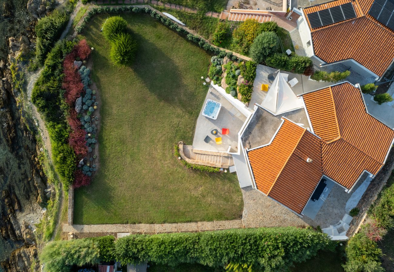 Villa Azul - Garten mit Whirlpool im Ferienhaus auf Sardinien 