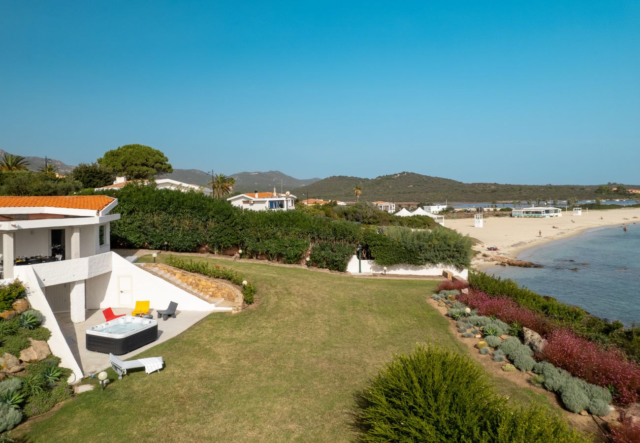 Villa Azul - Garten mit Whirlpool und Meerblick in Mietvilla in Olbia