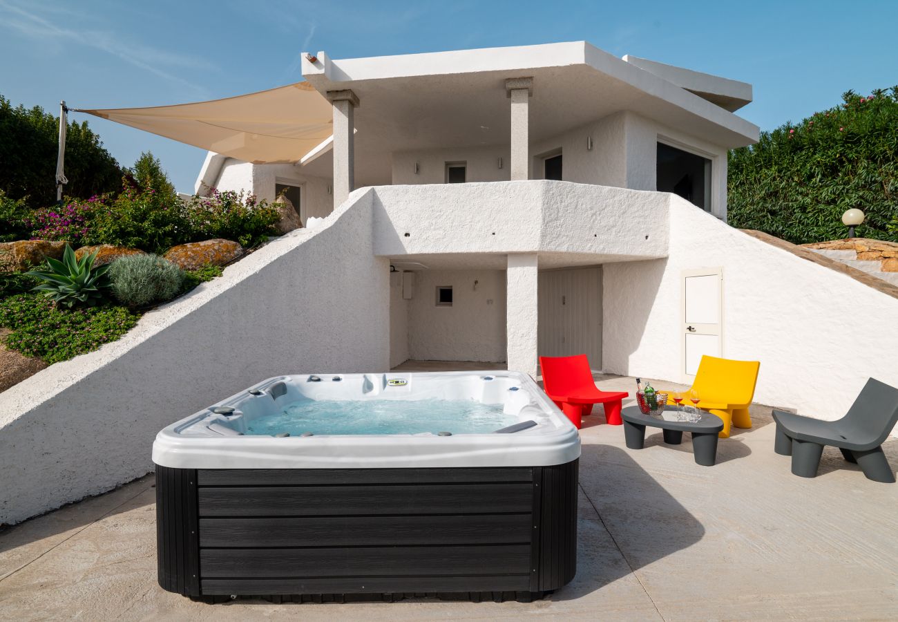 Villa Azul - Veranda mit Whirlpool und Meerblick im Ferienhaus auf Sardinien