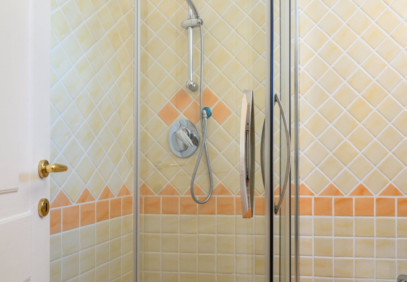 Myrsine 13/6 - Modernes Badezimmer mit Dusche, Komfort für einen entspannten Urlaub auf Sardinien