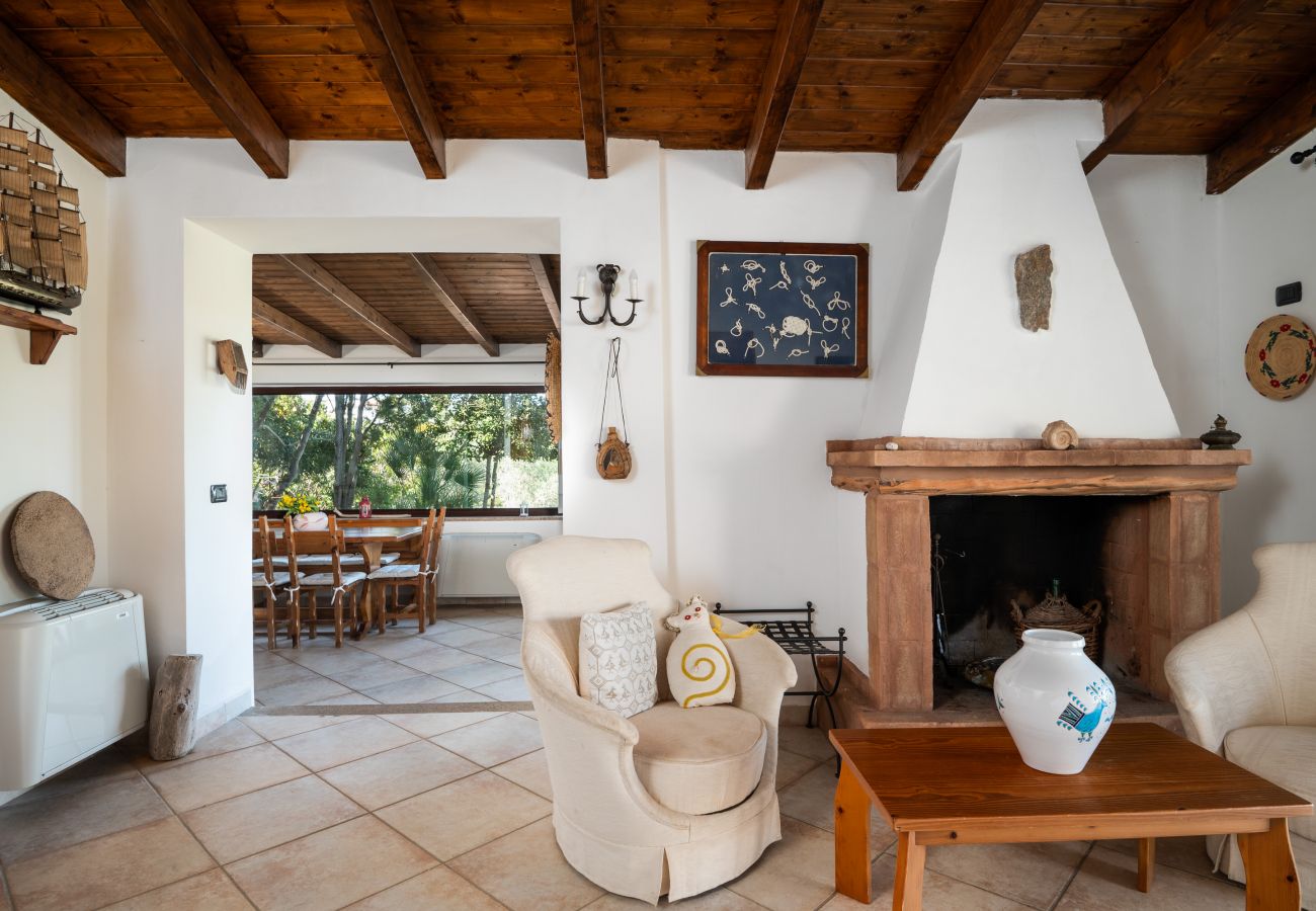 Villa Picker - gemütliches Wohnzimmer mit Holzdecken, Ferienhaus auf Sardinien in Meeresnähe