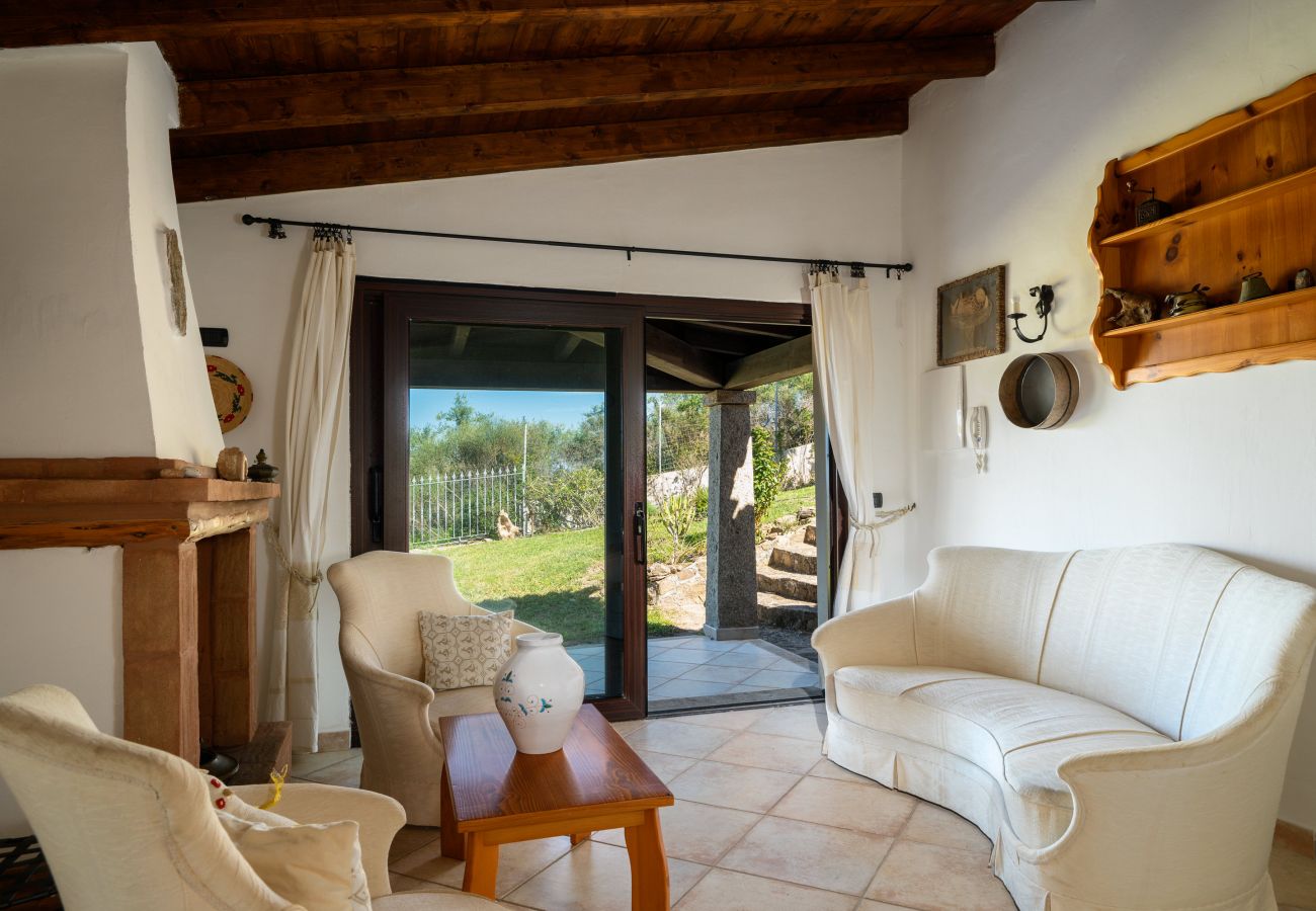 Villa Picker - Wohnzimmer mit Kamin und sardischer Einrichtung, Mietvilla in Golfo Aranci mit Meerblick