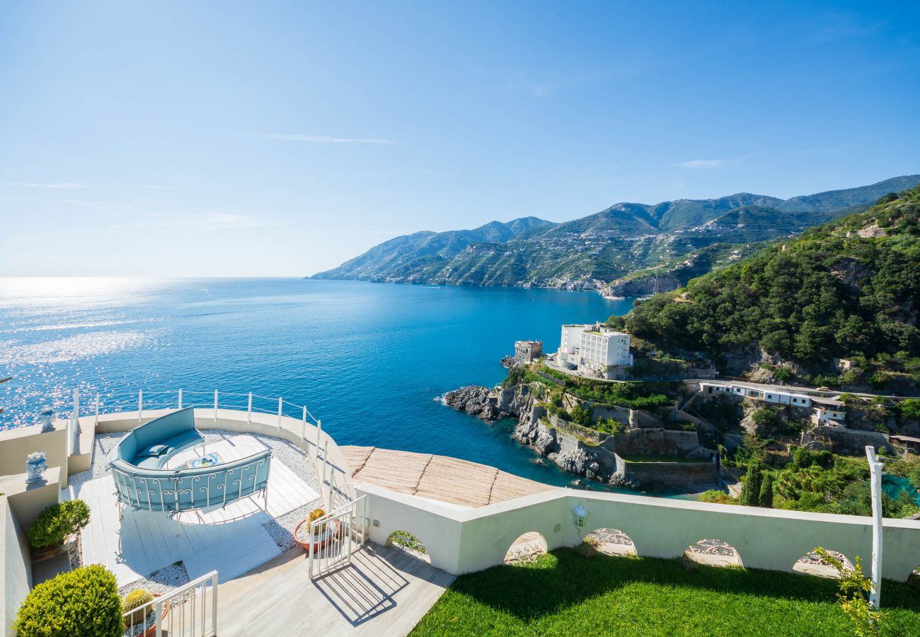 Villa in Maiori - Luxury Villa Vittoria- Villa mit Garten, Swimmingpool und Whirlpool mit Blick auf das Meer