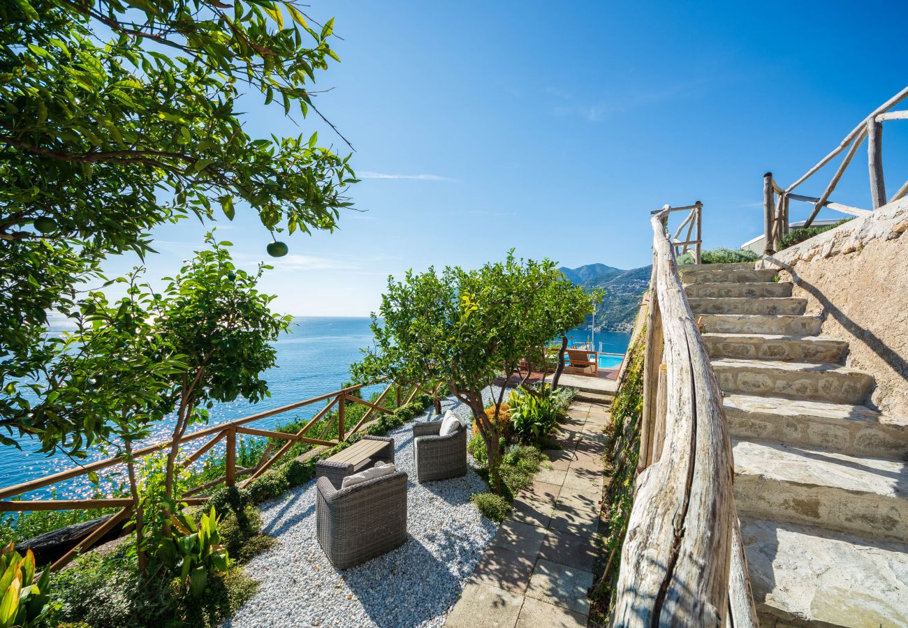 Villa in Maiori - Luxury Villa Vittoria- Villa mit Garten, Swimmingpool und Whirlpool mit Blick auf das Meer