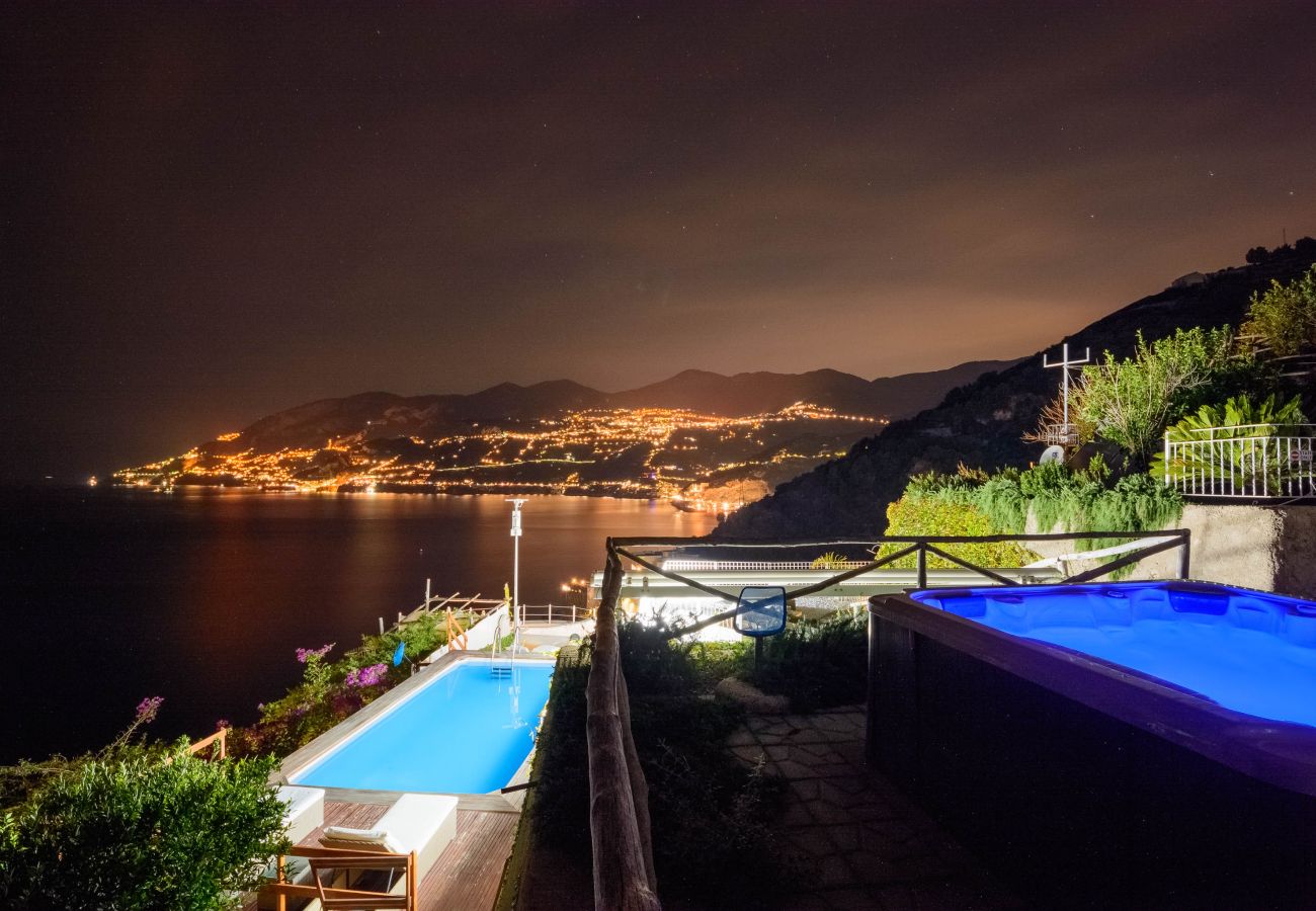 Villa in Maiori - Luxury Villa Vittoria- Villa mit Garten, Swimmingpool und Whirlpool mit Blick auf das Meer