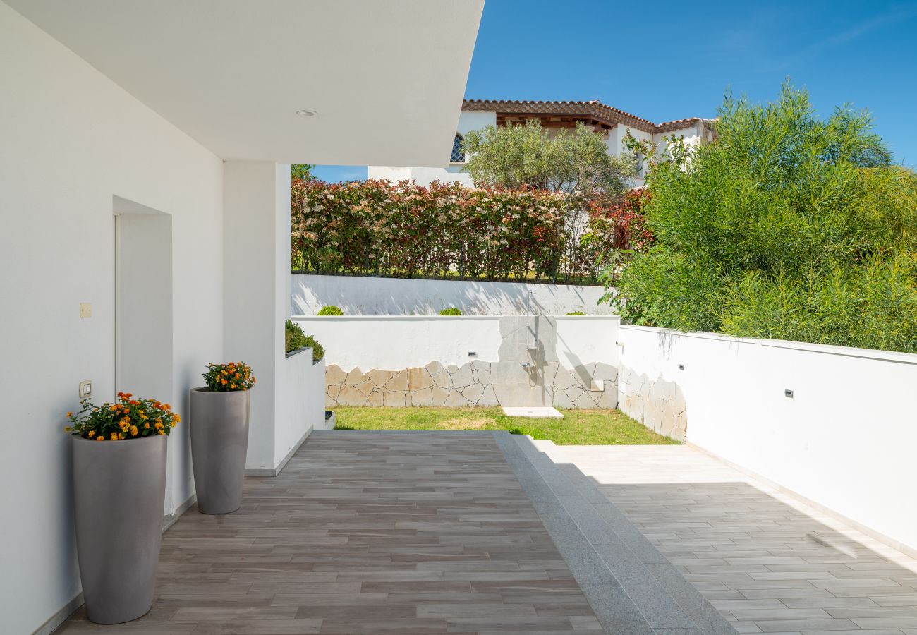 Villa in Budoni - Villa Square – modernes Feriendomizil mit Pool auf Sardinien