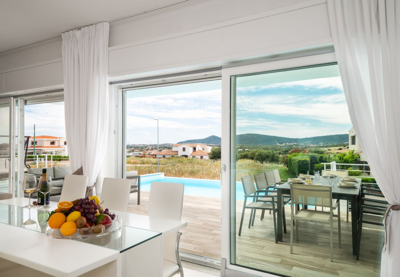 Villa in Budoni - Villa Square – modernes Feriendomizil mit Pool auf Sardinien