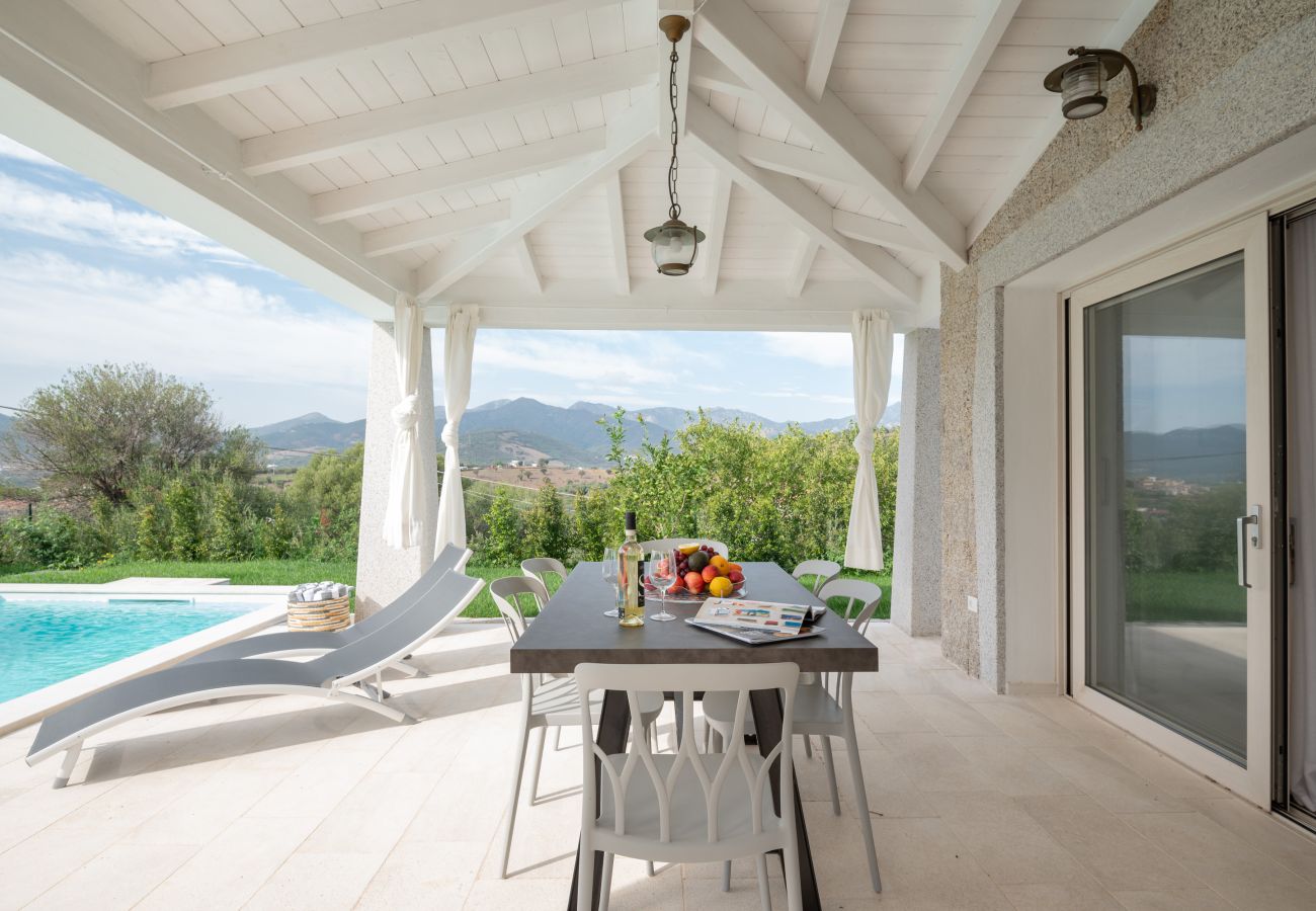 Bellevue 36C - überdachte Veranda mit Gartenblick in Budoni