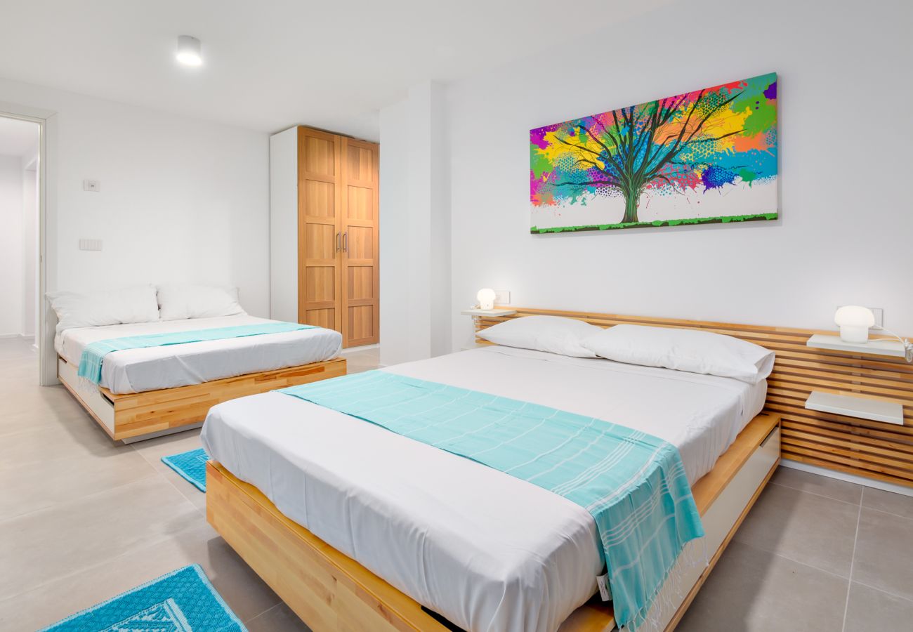 Villa Mathis - Zimmer mit Doppelbetten, ideal für Gruppen in Villa mit Pool in Golfo Aranci