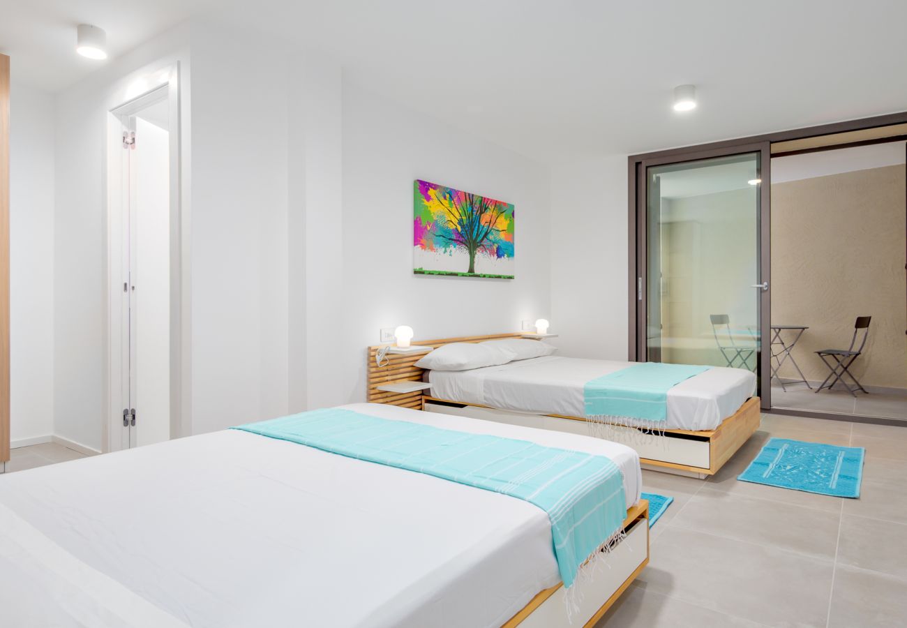 Villa Mathis - großes Zimmer mit Doppelbetten, ideal für Familien im Urlaub in Golfo Aranci