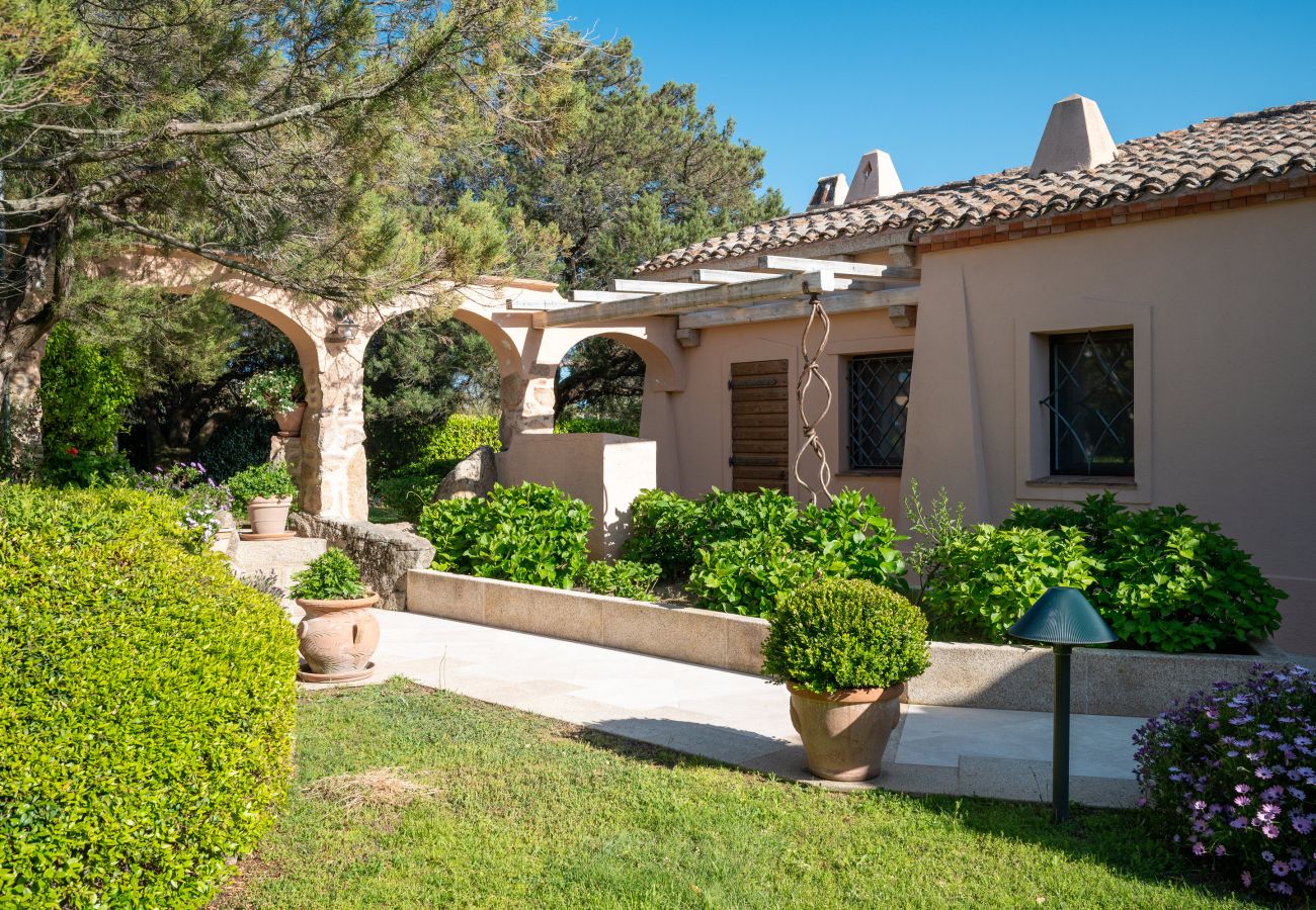 Villa Zenith - Ferienhaus mit Pool im sardischen Stil, umgeben von Garten und Natur in Costa Smeralda