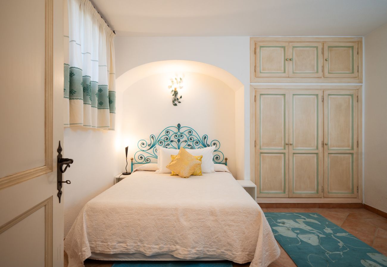 Villa Zenith - Elegantes Schlafzimmer mit sardischen Stilelementen, Ferienhaus in Costa Smeralda