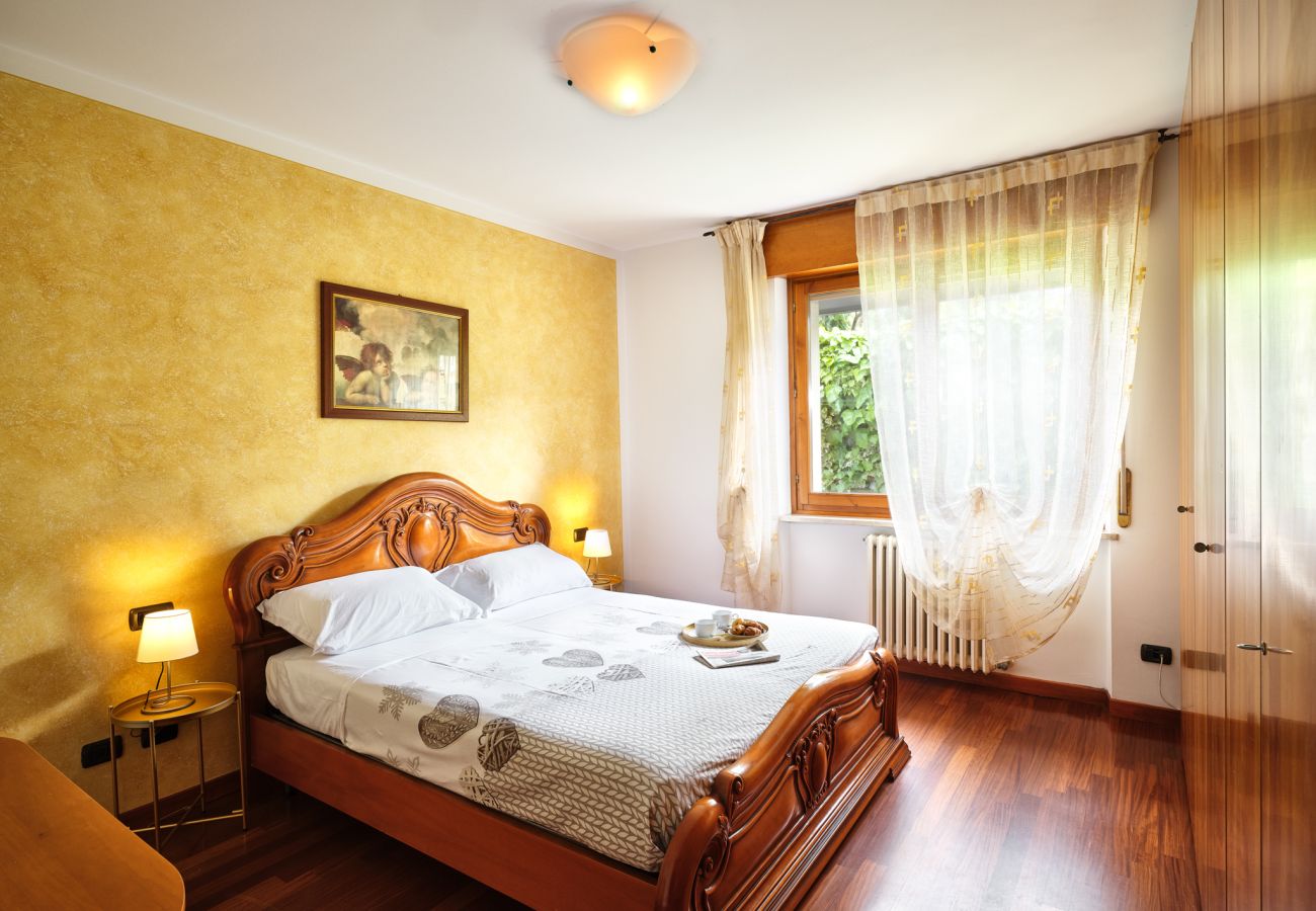 Ferienwohnung in Bardolino - Regarda - La Casa di Fido, 2 Schlafzimmer, 2 Badezimmer, eingezäunter Garten