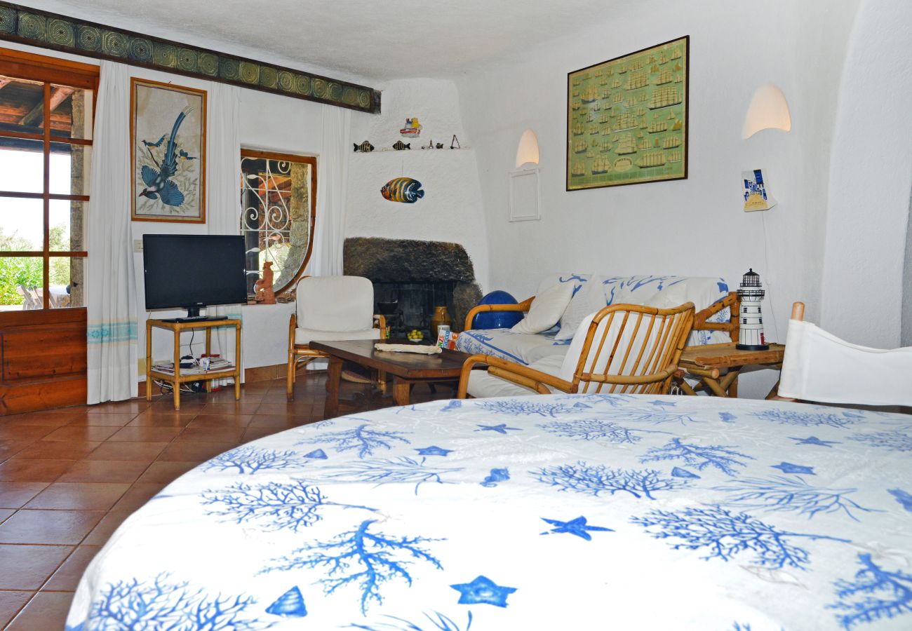 Villa Ibiscus - Wohnzimmer mit Steinkamin, Mietvilla in Palau