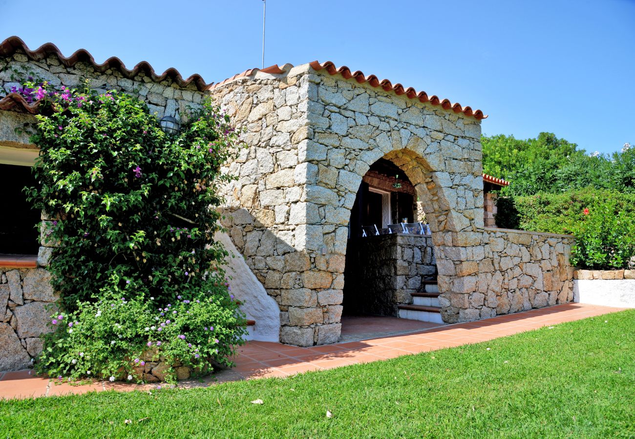 Villa Ibiscus - geräumiger und gepflegter Garten, ideal zum Entspannen in Ferienvilla in Palau