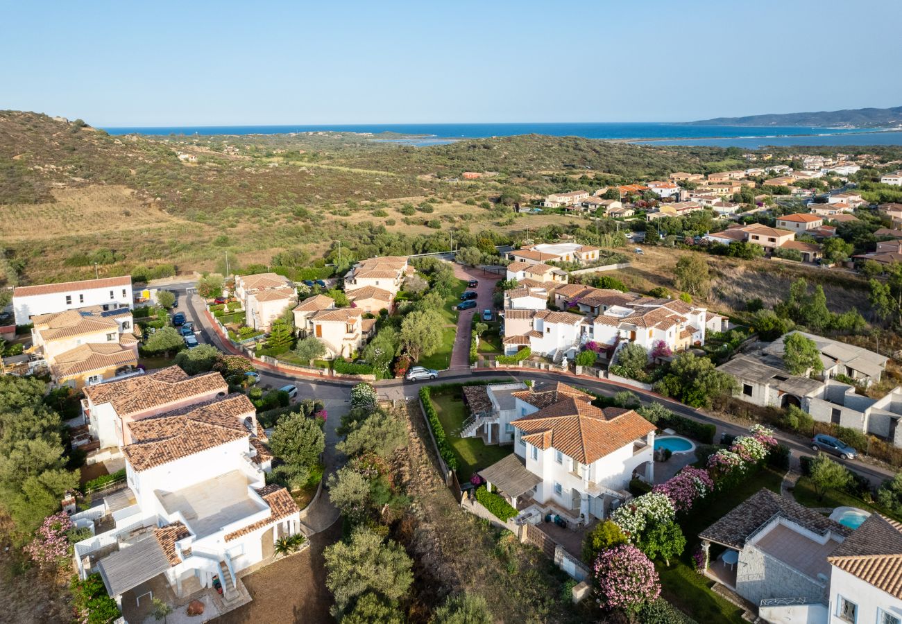 Villa Olive - Villa mit gepflegtem Garten und Pool, ideales Ferienhaus für Gruppen in San Teodoro