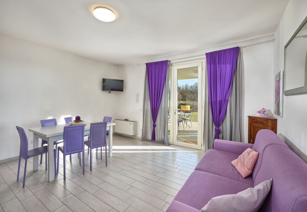 Ferienwohnung in Pastrengo - Residenza Pastrengo - Zweizimmerwohnung Lillà mit Pool und Terrasse