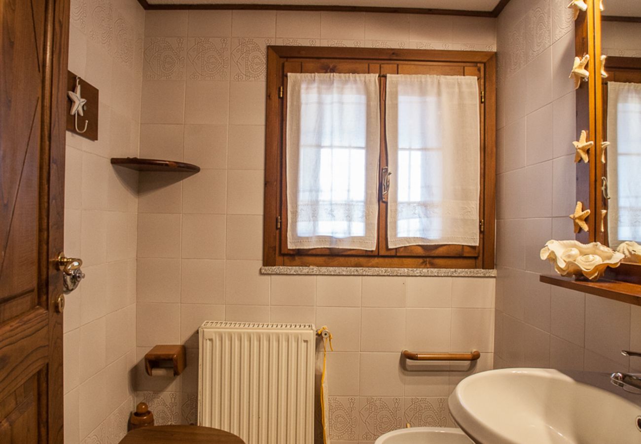 Villa Alberto - bathroom with shower in rental villa in Porto San Paolo