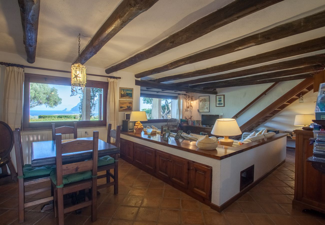 Villa Alberto - bright living room with wooden beams in rental villa in Sardinia