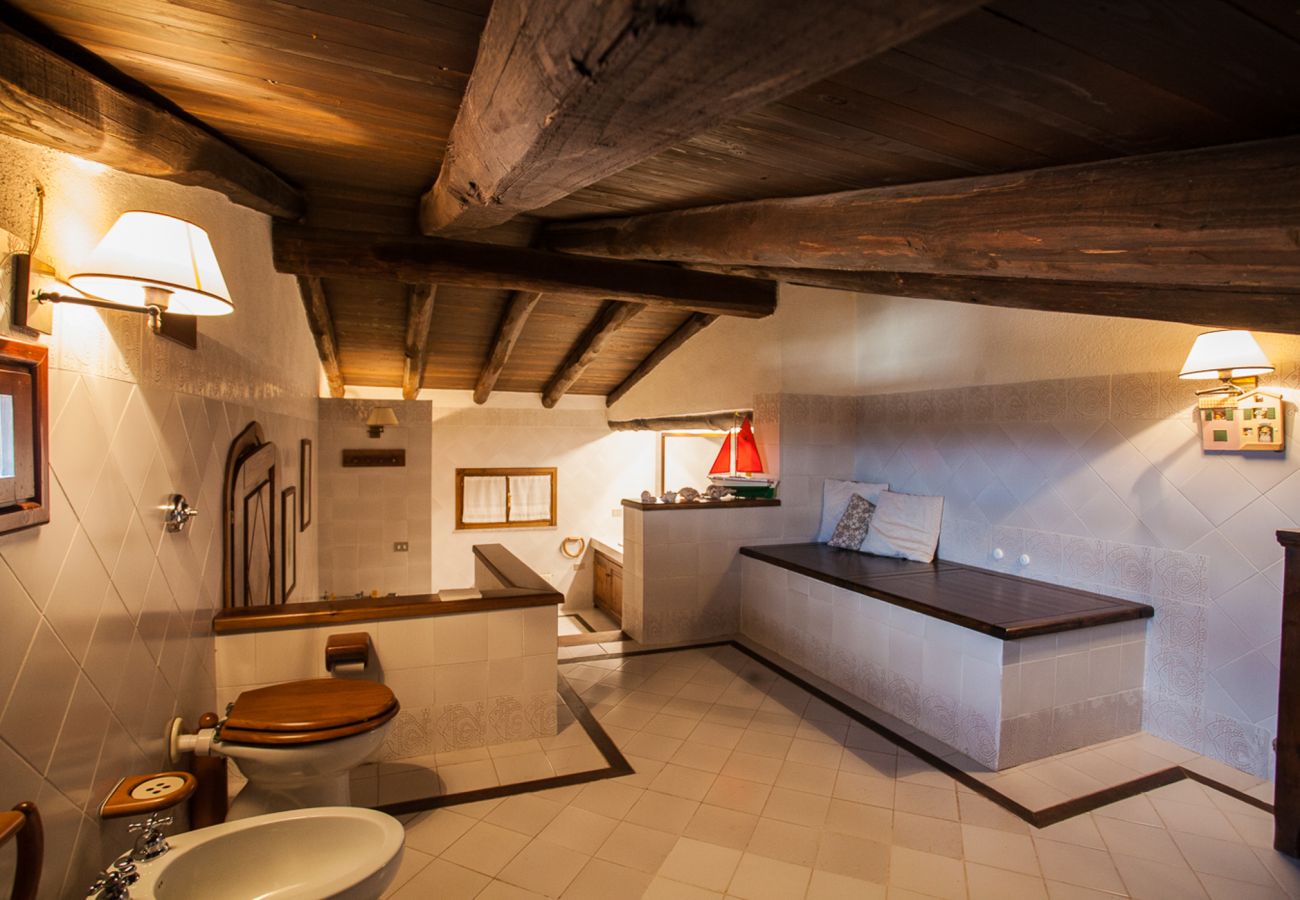 Villa Alberto - spacious bathroom with high-end finishes in rental villa in Monte Contros