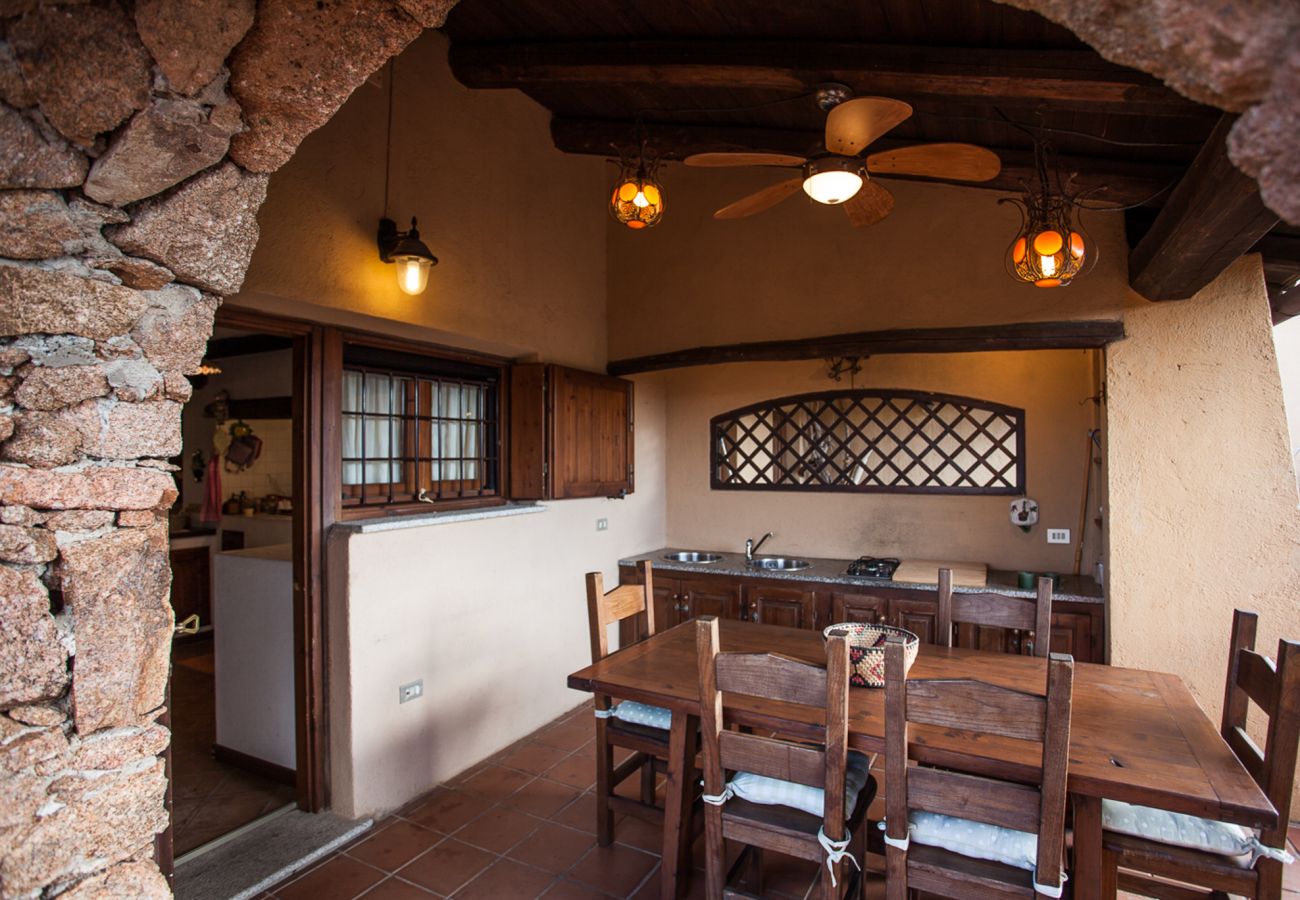 Villa Alberto - covered veranda with dining table in rental villa in Porto San Paolo