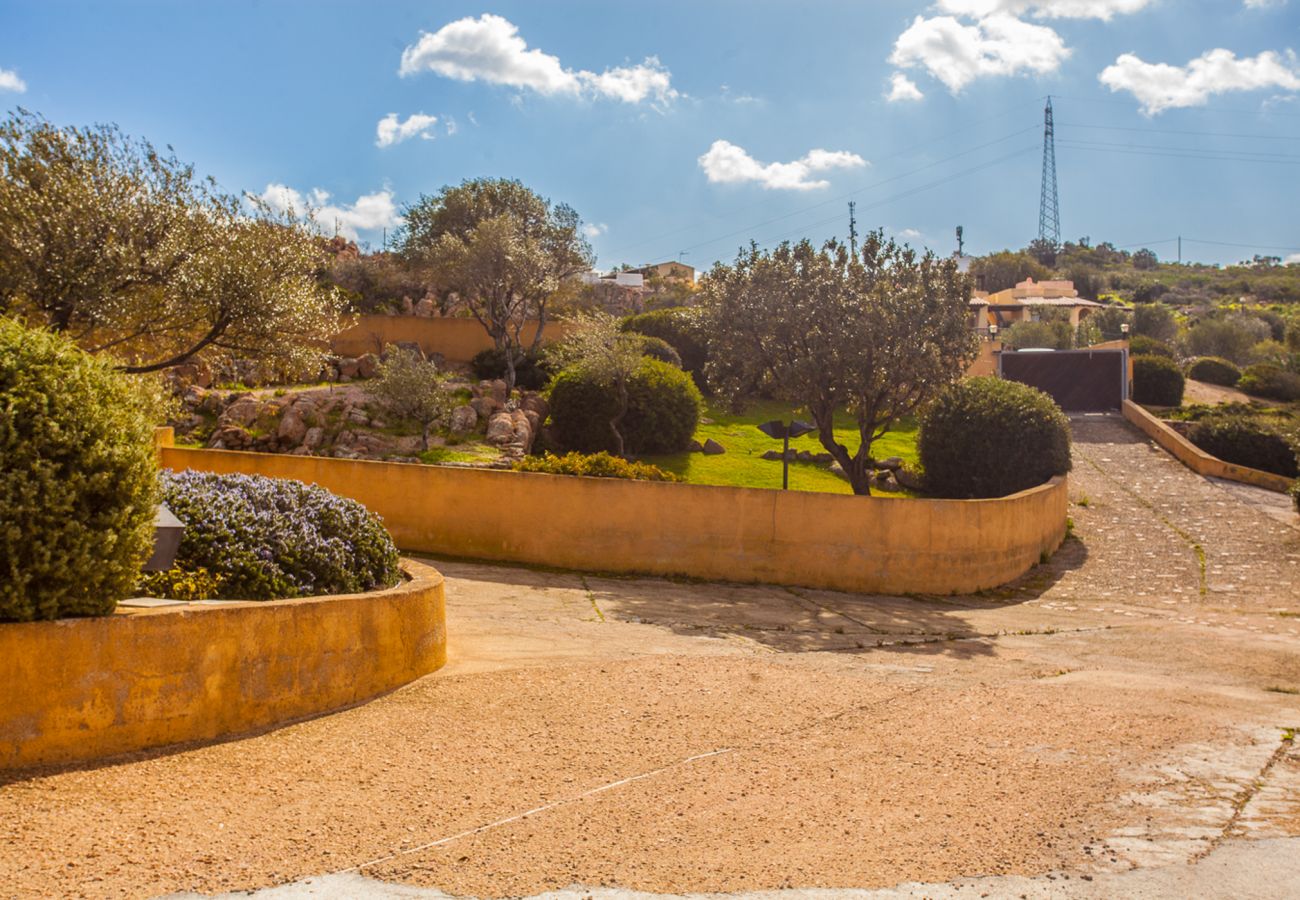 Villa Alberto - spacious and well-kept garden in rental villa in Sardinia