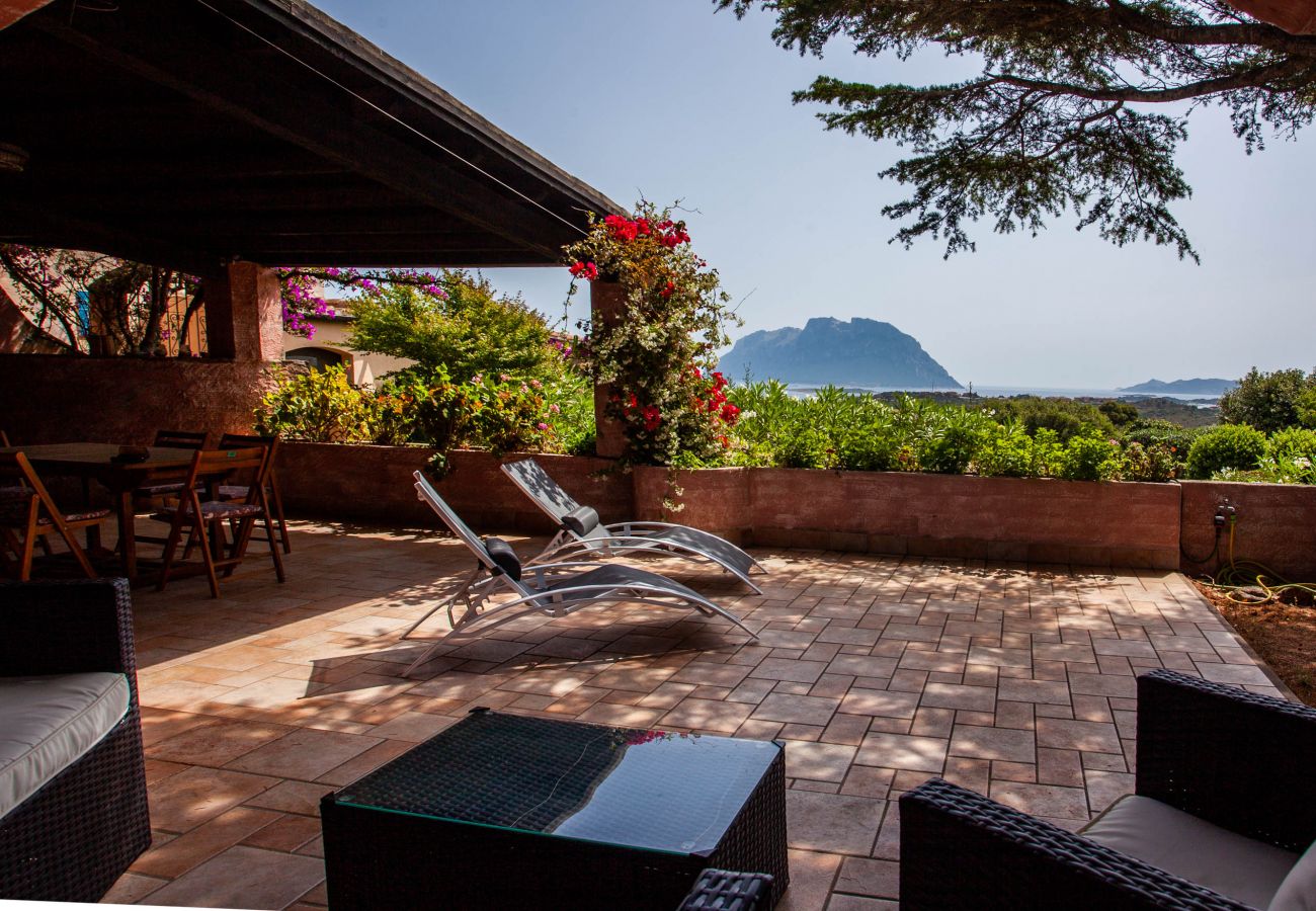 Villa Kalè - covered veranda with sea view in holiday villa at Costa Corallina