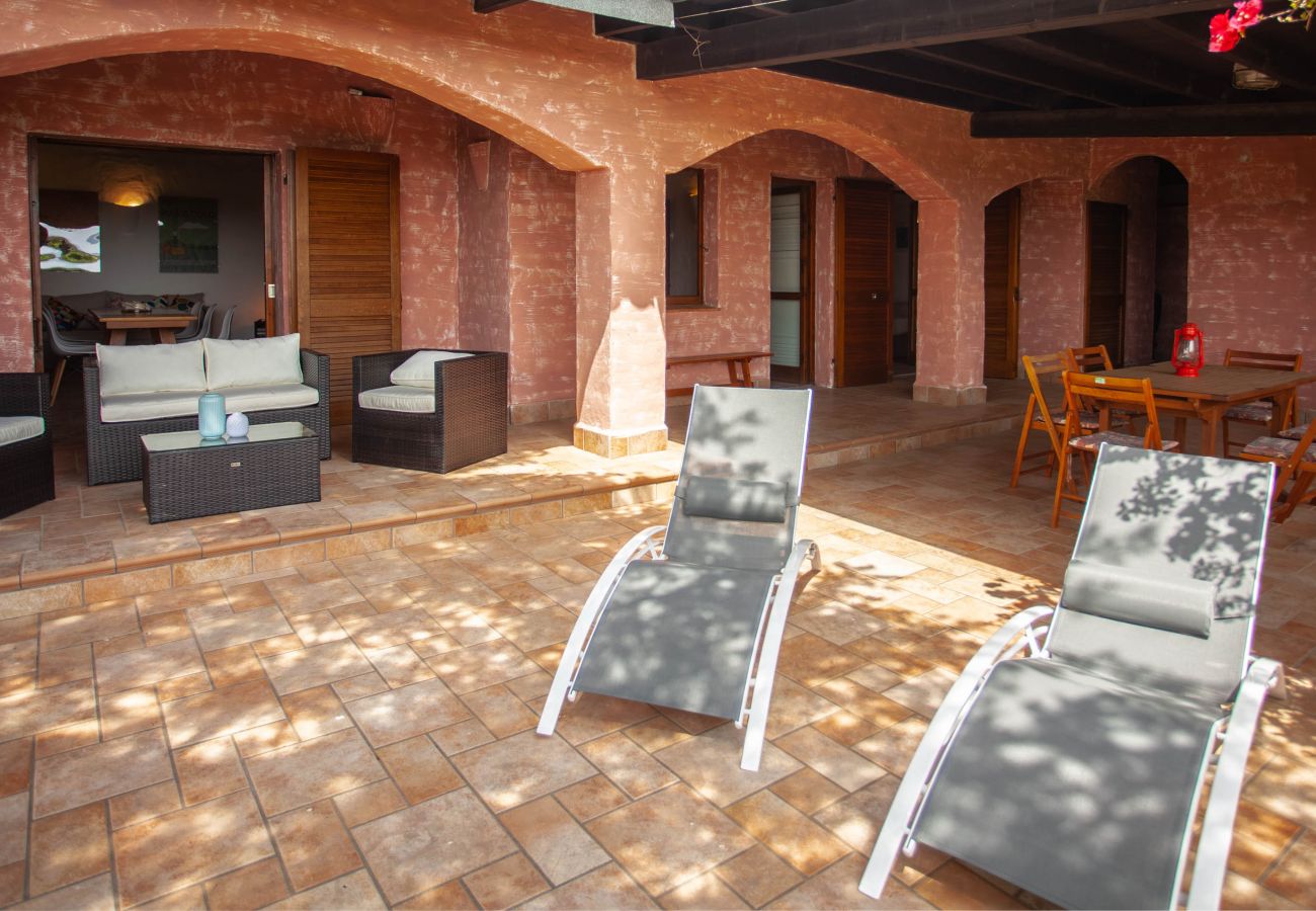 Villa Kalè - covered veranda with sun loungers and sea view, Klodge rental villa