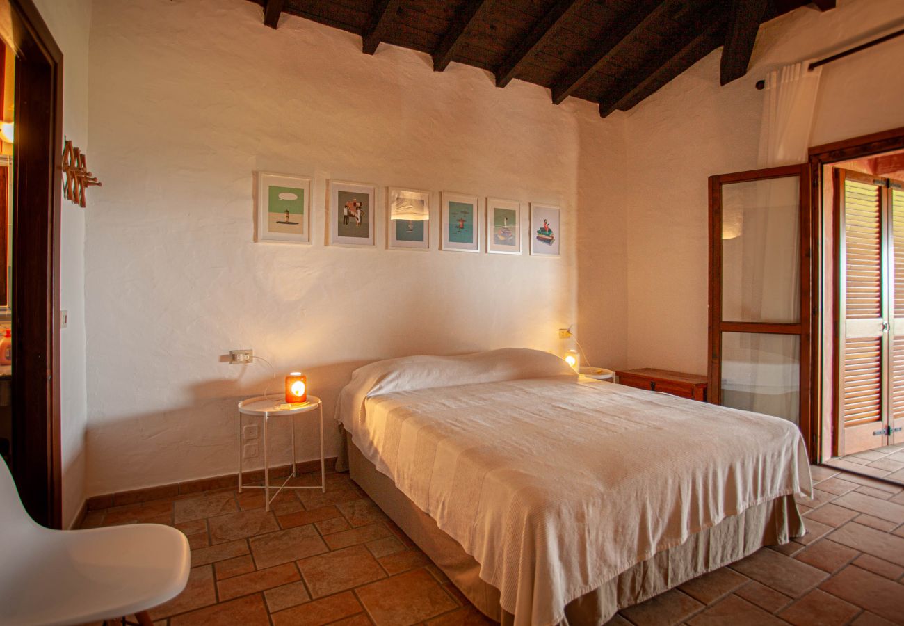 Villa Kalè - bright double bedroom with elegant furnishings, Klodge holiday home