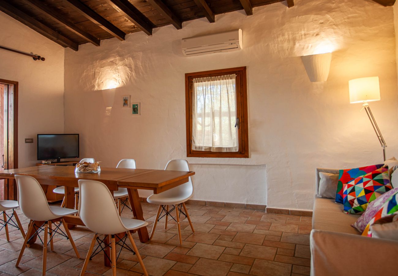 Villa Kalè - dining room with elegant furnishings and veranda access, rental villa