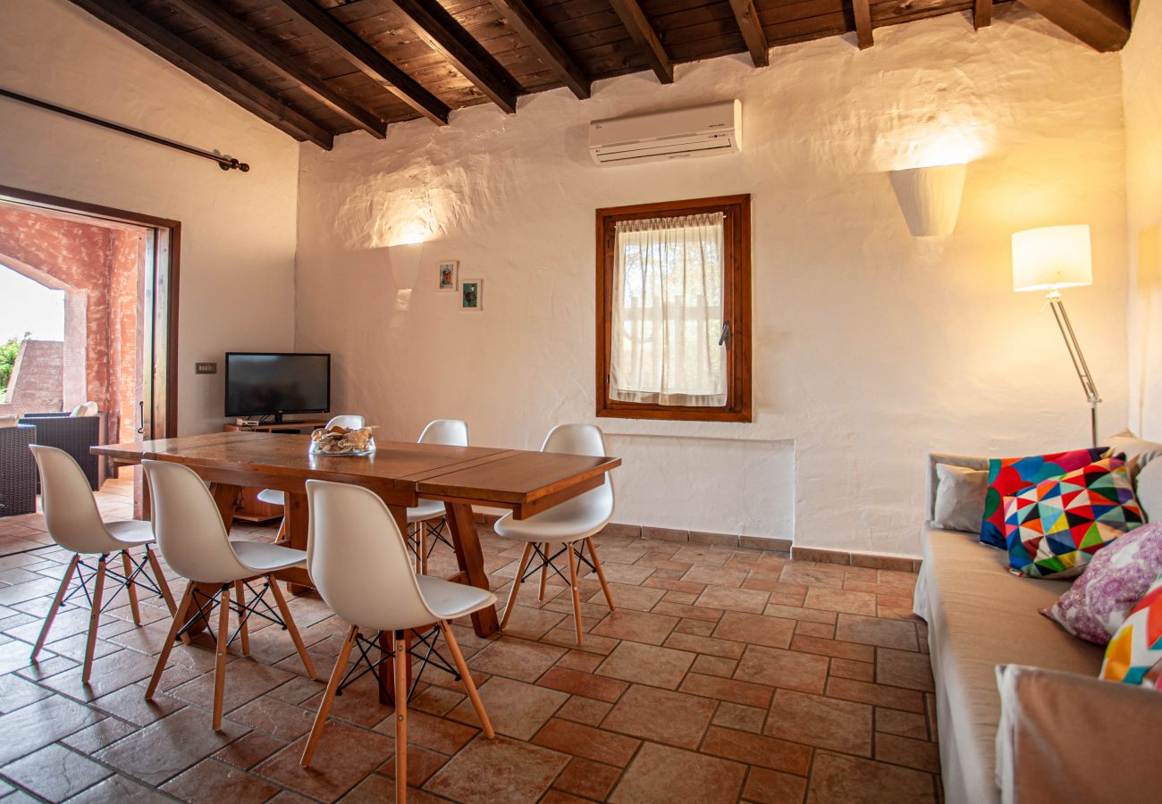 Villa Kalè - cozy dining room with garden view, Klodge holiday home