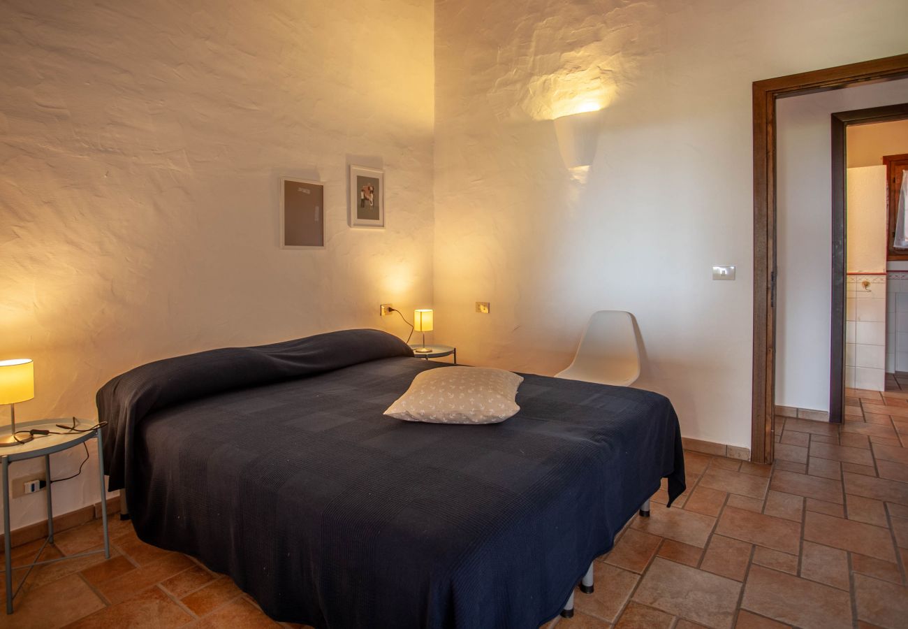 Villa Kalè - spacious double bedroom with refined furnishings, Klodge rental villa