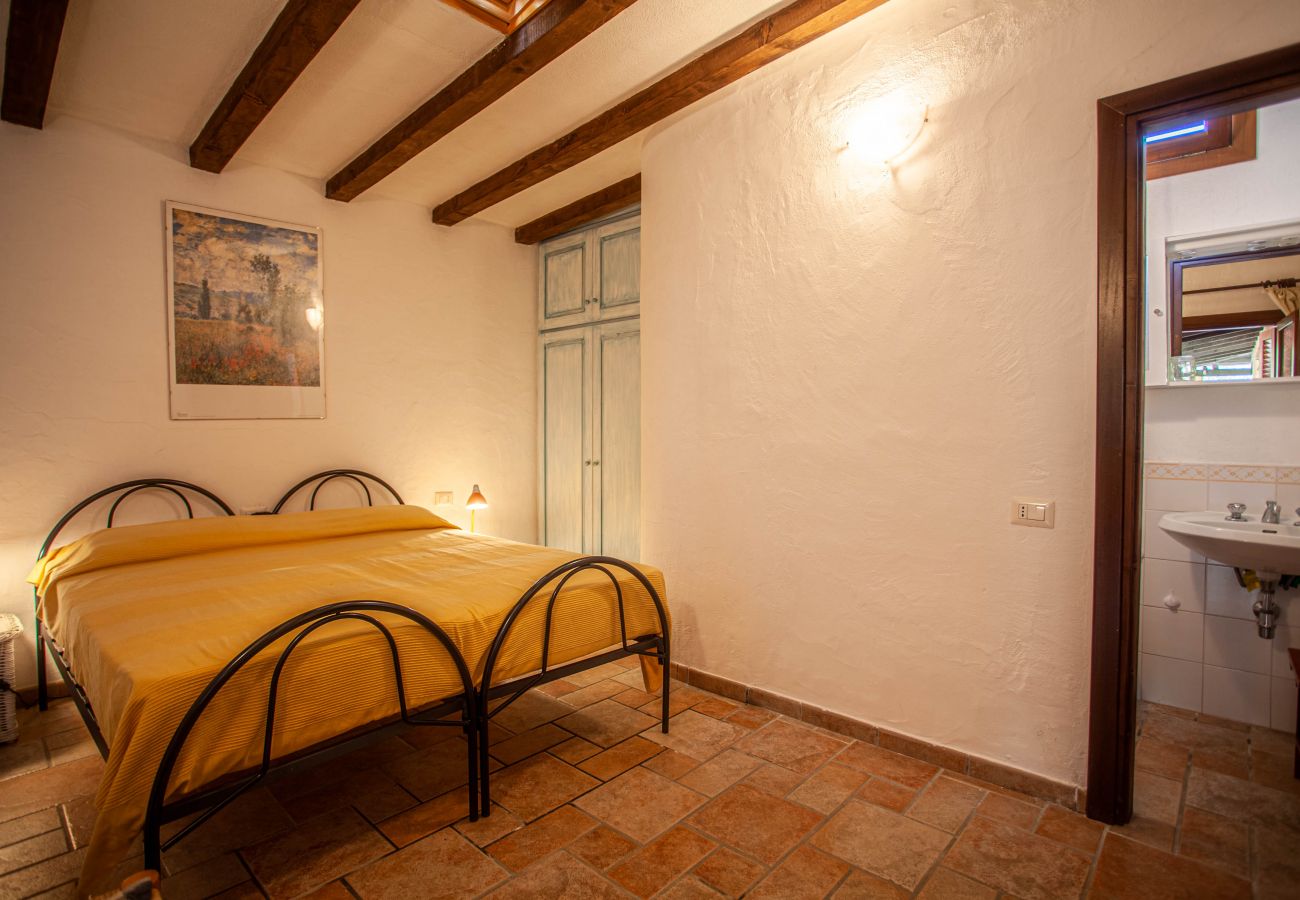 Villa Kalè - double bedroom in villa with garden, holiday rental in Costa Corallina