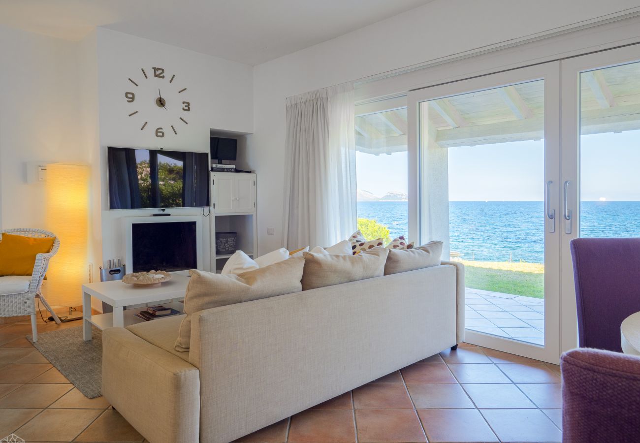 Villa Miriam - elegant living room in holiday home in Pittulongu, ideal rental for families and groups