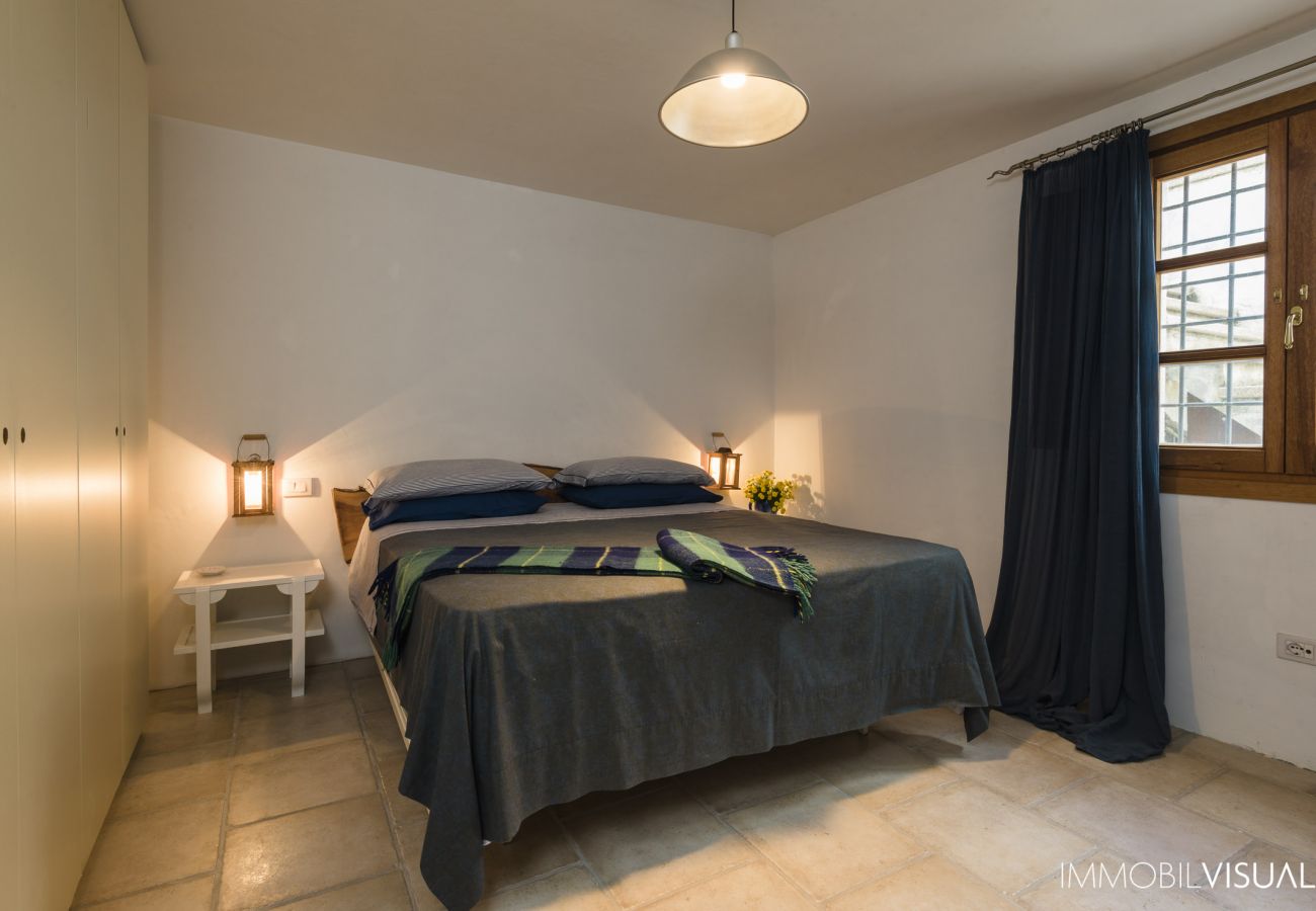 Villa Relais - cozy double bedroom with modern furnishings in Costa Smeralda for holidays in Sardinia