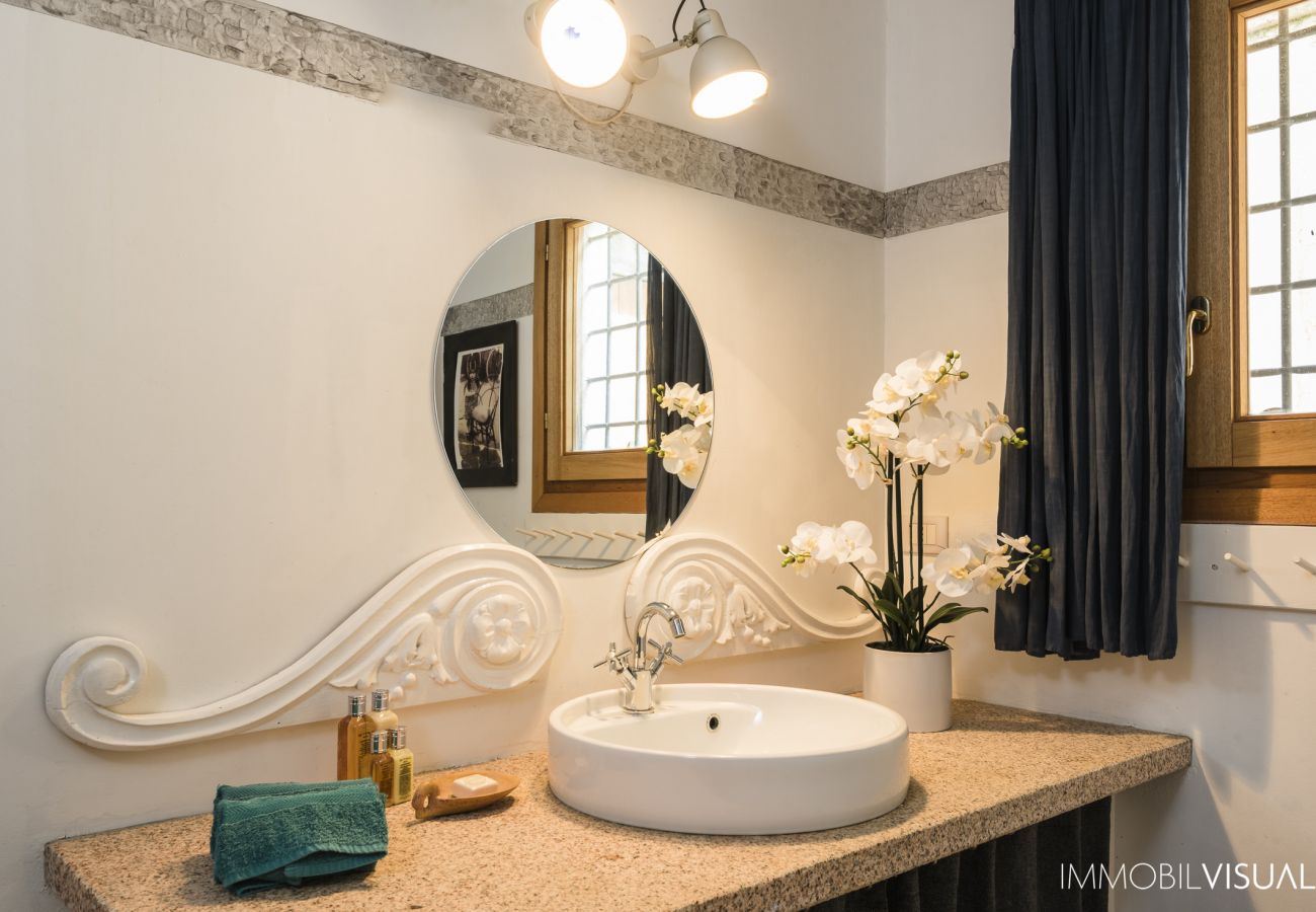 Villa Relais - spacious bathroom with elegant finishes in Golfo Aranci