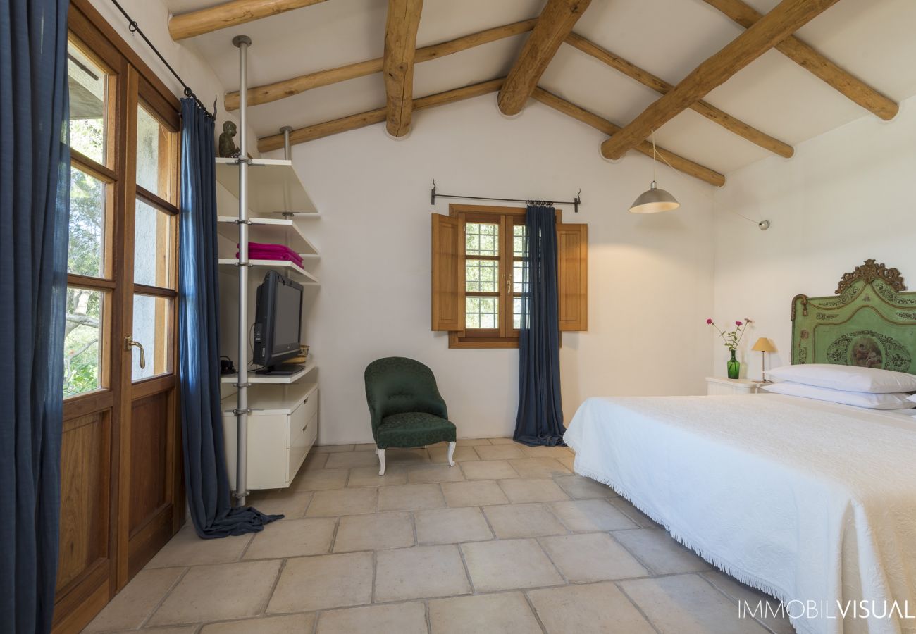 Villa Relais - spacious double bedroom in Marinella, ideal for a rental villa in Costa Smeralda