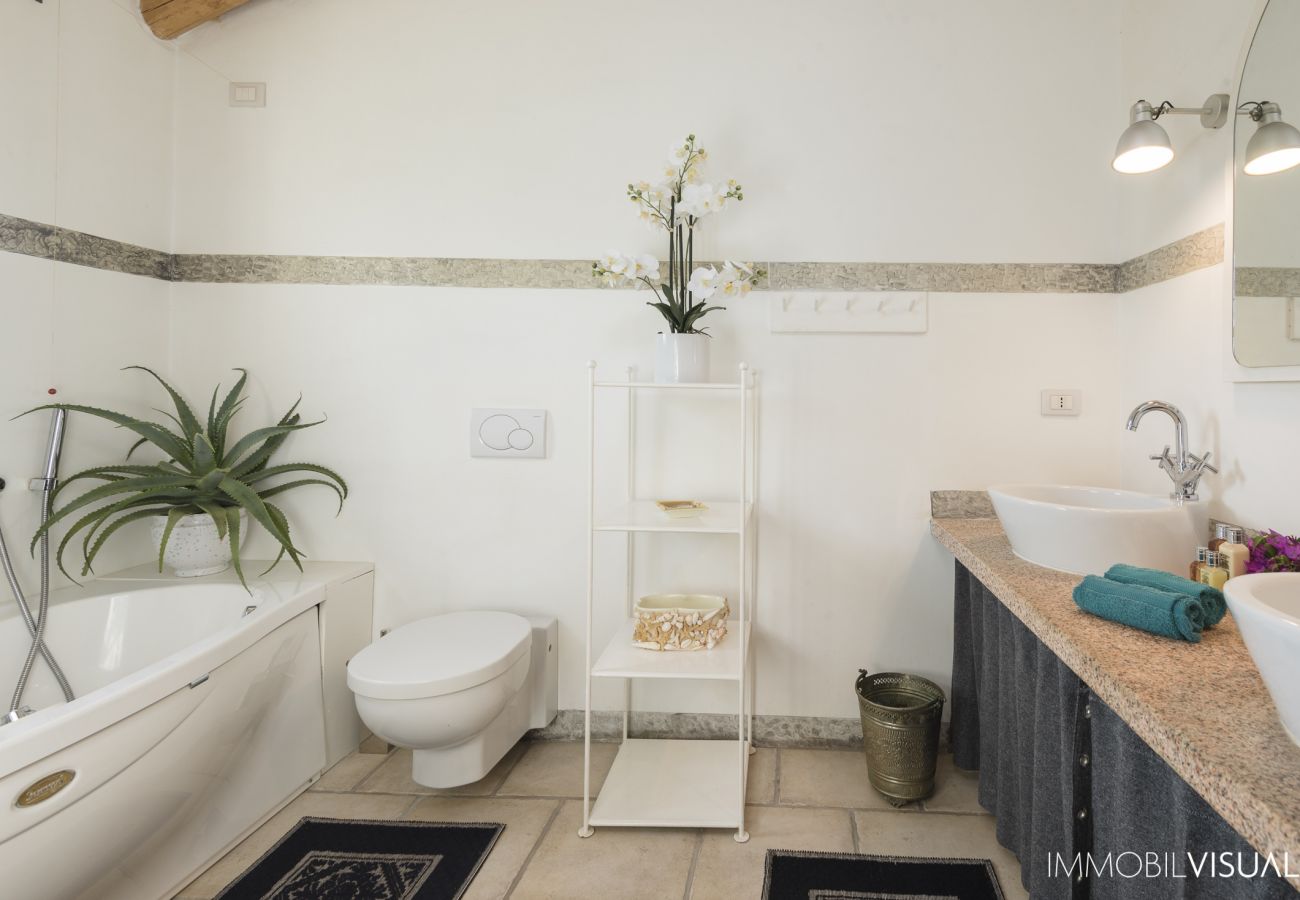 Villa Relais - bathroom with relaxing bathtub in modern style in Golfo Aranci