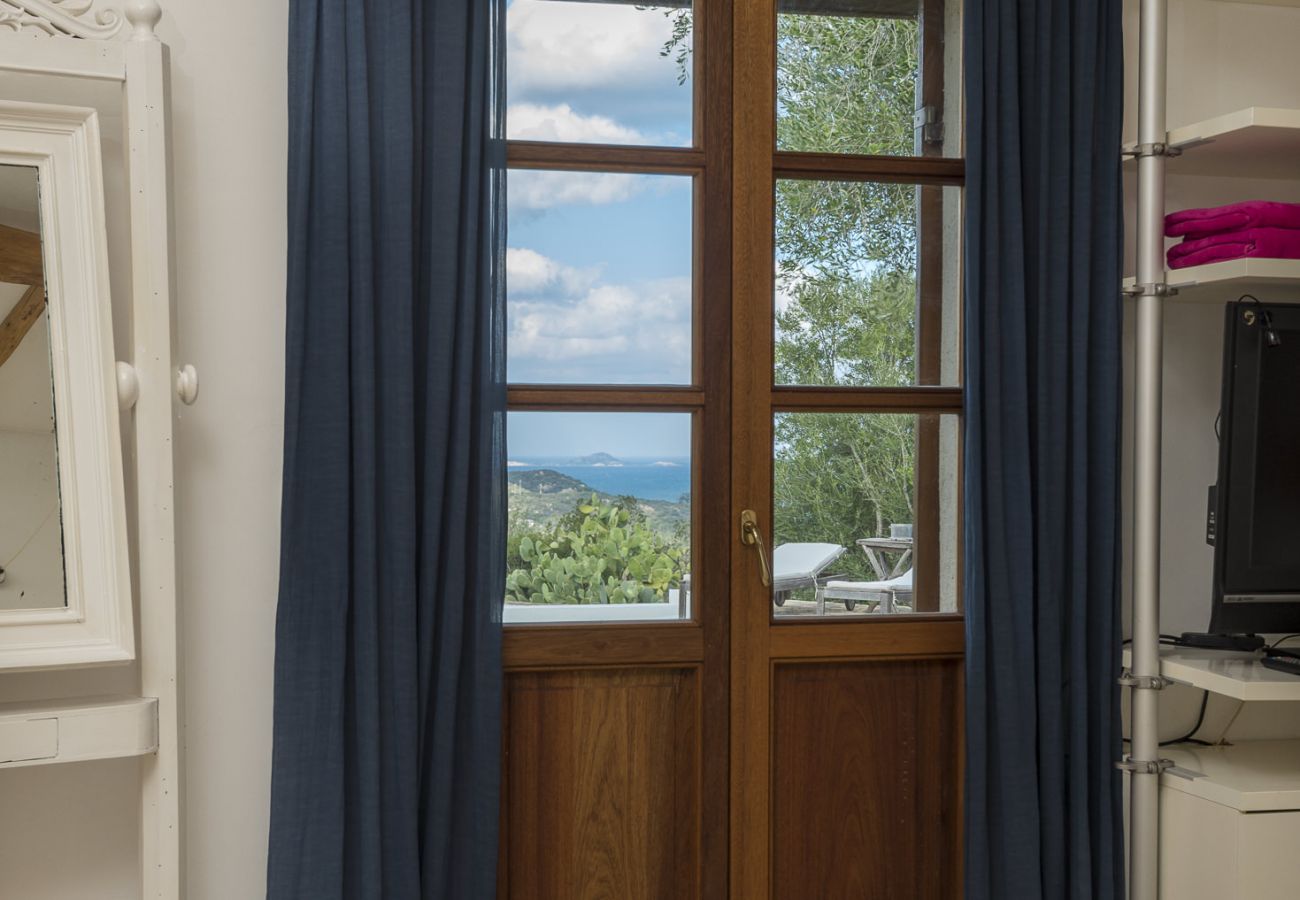 Villa Relais - chambre élégante avec vue sur la nature à Golfo Aranci, idéale pour une villa en location en Sardaigne