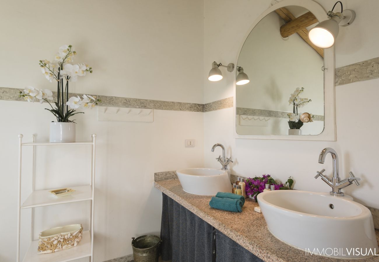 Villa Relais - bright bathroom with large mirror in Costa Smeralda