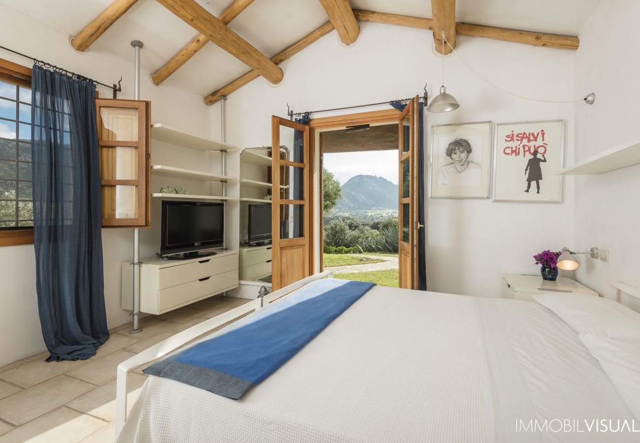 Villa Relais - elegant double bedroom for holidays in Sardinia with views of Gallura hills