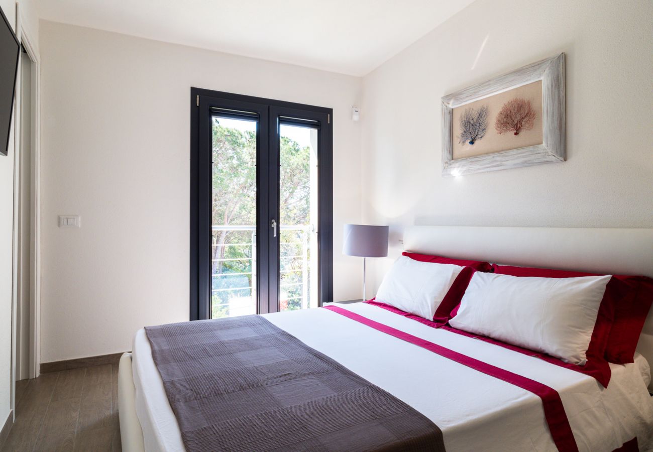 WLofts 11 - Master bedroom with en-suite bathroom and spacious wardrobes, perfect for a stay in Sardinia