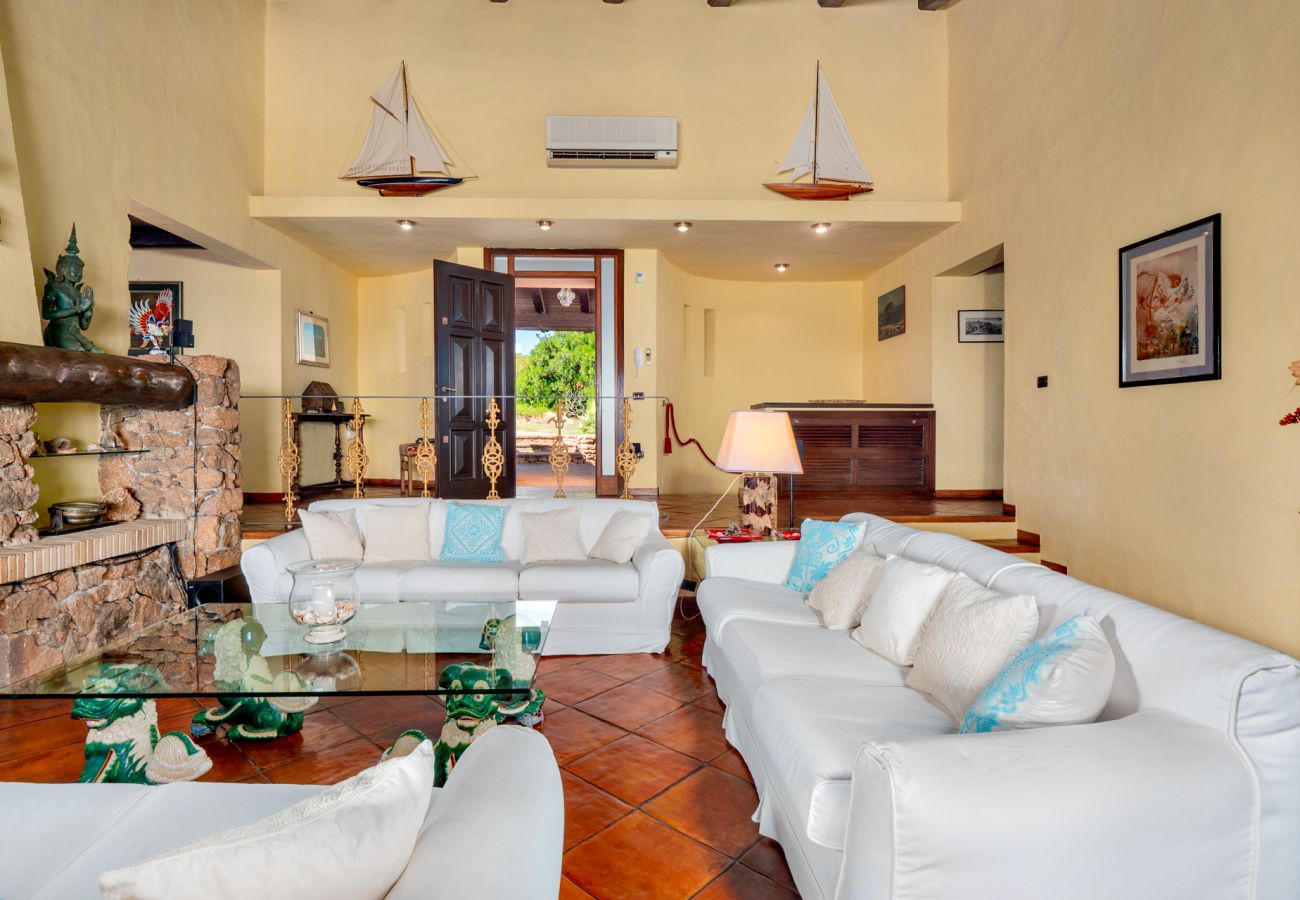 Villa Halliv - spacious living room with panoramic view in rental villa in Porto San Paolo